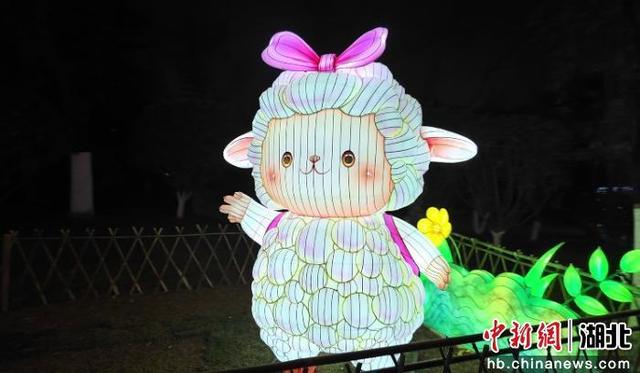 武汉园博园花灯会亮灯 3.2公里沉浸式灯河点亮江城