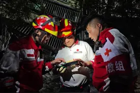 深夜里的救援现场他们用无人机照亮了夜空图片