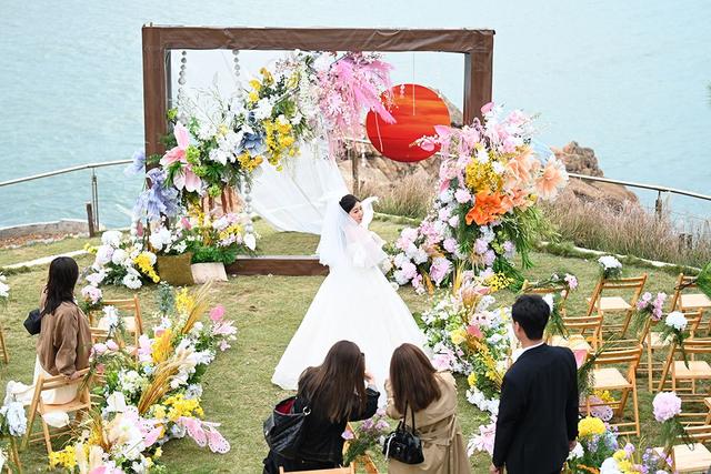 秋日青岛燕儿岛山公园景色浪漫，成情侣定格爱情热门打卡地