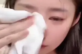 黄一鸣在直播中落泪，因住不住豪宅和妈妈吵架，称能养得起孩子图片