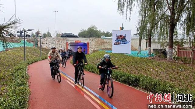 河北邢台任泽区：牛尾河畔“骑”遇甜蜜时光