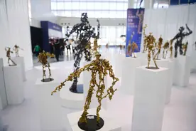 “铜艺无涯”朱炳仁三亚首展开幕 2米高《跳舞的人》成焦点图片