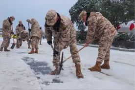 岳阳大雪，刚下连的新兵冲在一线图片
