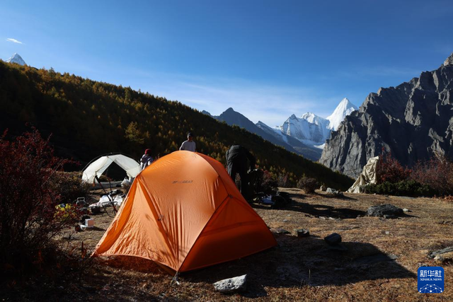 美丽中国丨穿越冰峰 遇见稻城亚丁