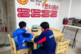 受到批评后少年负气出走，加油站站长暖心劝导解开心结图片