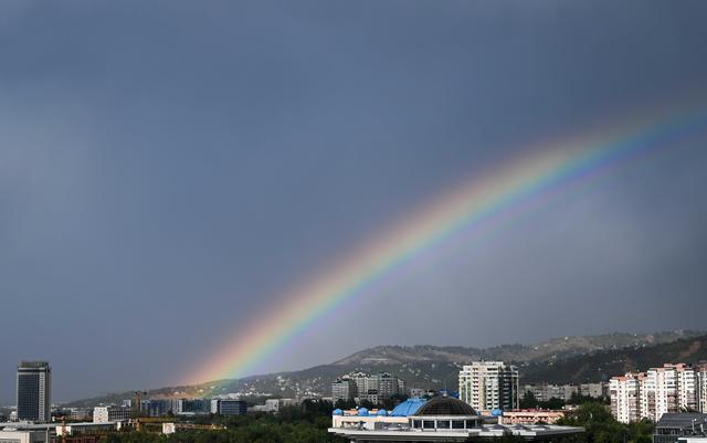 哈萨克斯坦阿拉木图：雨后彩虹