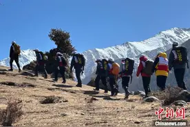 悬崖上的“清道夫”：探访四姑娘山背后的生命守护者图片