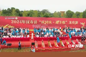 2024年汉寿县“庆国庆 迎丰收”龙舟赛在清水湖开赛图片