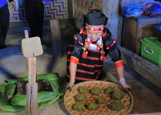 云南德昂族的“一日三盅”为何能留下远方游客？