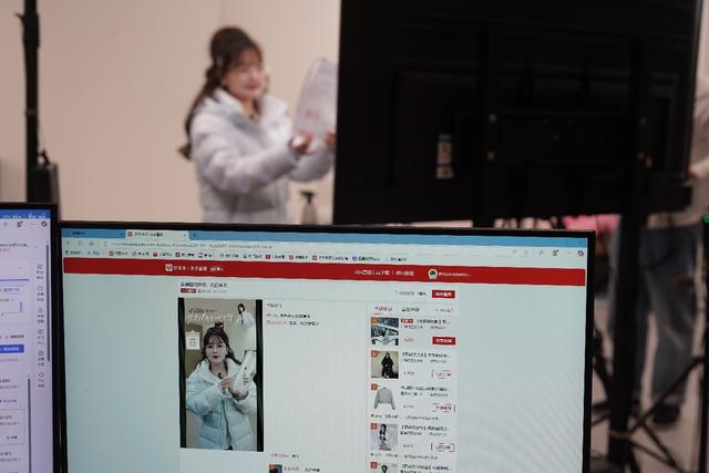 退伍老兵爆改平湖羽绒服：请杨超越代言，在拼多多年销八千万