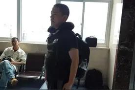 杭州95后小伙在医院椅子上连睡60天：比起妹妹这不算什么！图片