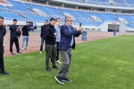 伊万考察国足vs泰国比赛地沈阳奥体中心体育场，亲自用手机拍照图片