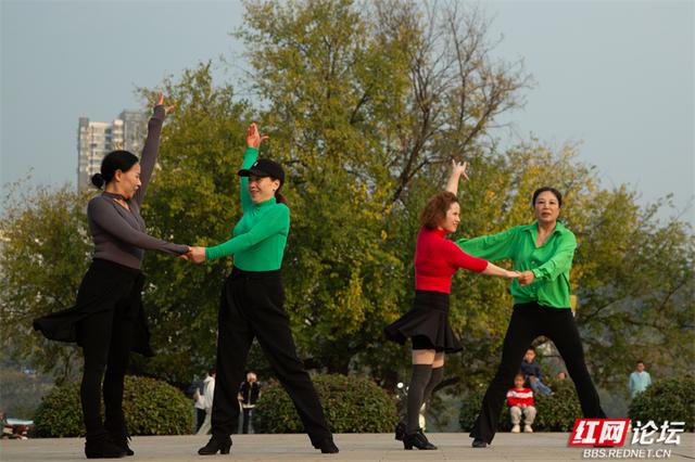 在株洲的钢琴广场，遇见一个被阳光烘焙的周末
