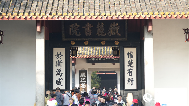 岳麓山下 枫红杏黄