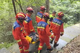 女子登山不慎摔伤 台州消防等力量冒雨紧急营救图片