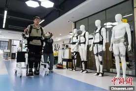 浙江杭州：外骨骼机器人助残障人士直立行走图片
