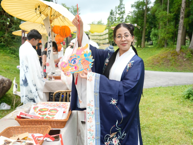 暑期入境游升温  外国游客“打卡”体验中华文化魅力