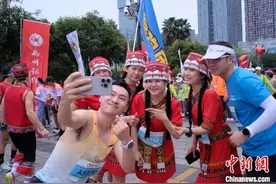 广西柳州万人共跑马拉松 特色服饰“打卡”城市地标图片