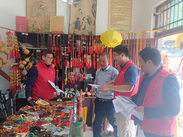 法门寺博物馆开展“文明旅游 诚信经营”宣传志愿服活动  “您好，这是文明旅游诚信经营倡议书，请你学习一下”。
