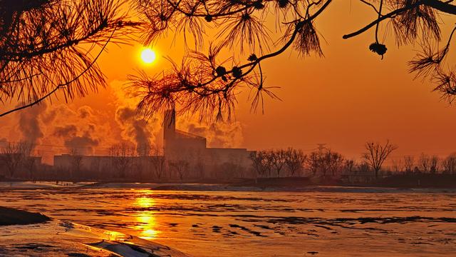 夕阳为京城加上金红色滤镜，绘就冬日诗意美景