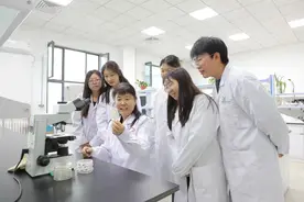 像胡杨一样把根深扎边疆图片