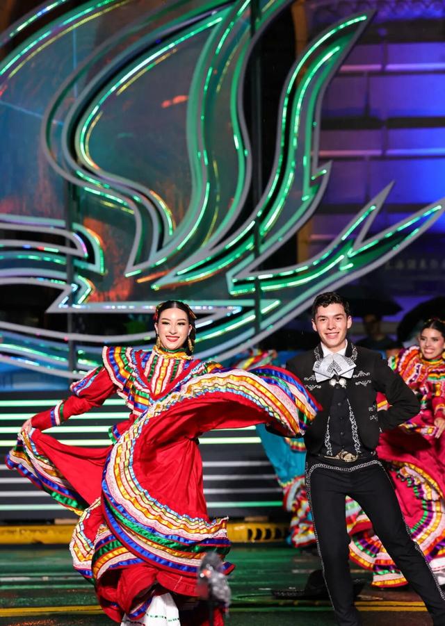 美图来袭！上海旅游节花车巡游精彩瞬间→