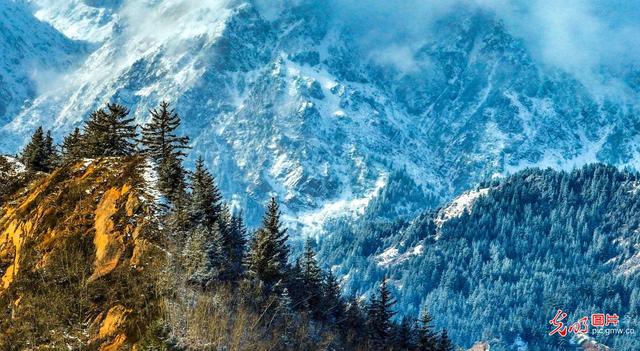 雪后祁连山银装素裹景色美