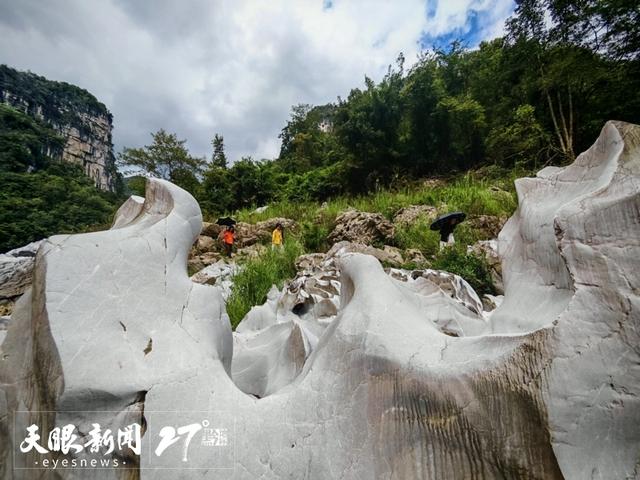 平塘甲青大峡谷奇特地质景观引人入胜