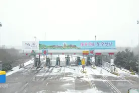 龙口市：高速公路全线封闭 交警及时疏导车辆图片