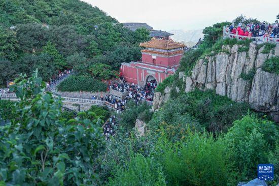 山东泰安：暑期泰山游客旺