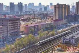 一列复兴号动车组行驶在京包客专呼和浩特至乌兰察布区间图片