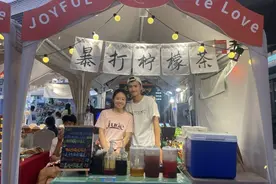 杭州东站的夜市怎么有这么安静的摊？因为，那双眼动人，微笑更迷人图片