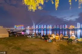 临沂：市民露营赏灯光秀图片