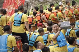 “房东”水上炫技！广州天河“深涌杯”龙舟赛上演“狂飙”图片