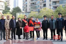 披绶带、戴红花！立功喜报送到家图片