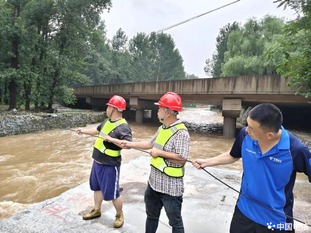 暴雨中的“电信蓝”——中国电信昼夜抢通保定阜平、易县通信“生命线”