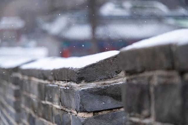 八达岭长城喜提初雪，银装素裹美成水墨丹青