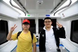 6号线首日运送乘客超5万人次，小"地铁迷"相约探究"黑科技"图片