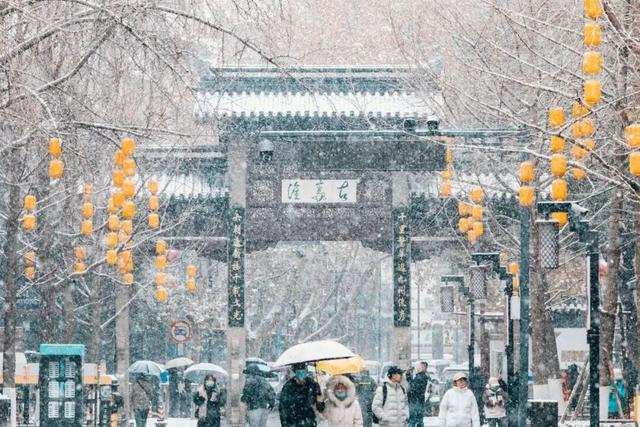 金陵飞雪讯，静待秦淮妆