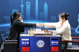 国际棋联女子世界冠军赛开枰，首局居文君执白弈和挑战者谭中怡图片