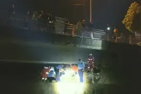事发凌晨！惊险一幕！武汉一女子落入水渠，00后小伙毫不犹豫下水救人图片