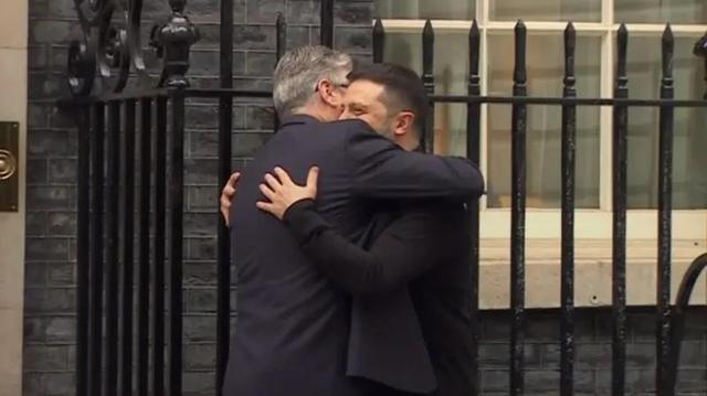 泽连斯基到访英国会见斯塔默