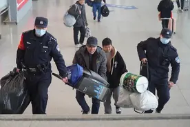 【春运值班室】祖孙两辈人同走春运路  “老幼同行”出行困境受关注图片