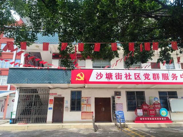 红旗映繁花！柳北已换上国庆“限定皮肤”~
