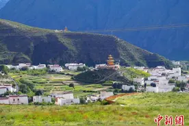 甘孜乡城：“高原珍珠”的变与不变图片