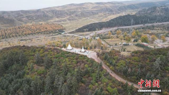 祁连崖壁间秋意尽染“千年古刹”马蹄寺