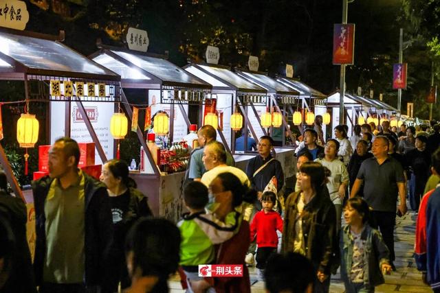 爆火！荆州区双节“人从众”