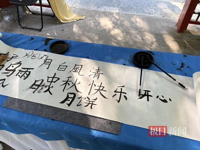 北京月坛公园中秋氛围拉满：“超大号”月饼灯引游客纷纷合影，穿机械服的“赛博玉兔”圈粉