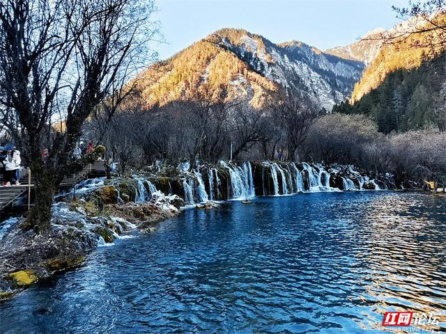 九寨沟的冬日浪漫：雪吻海子，阳光作画，太治愈了