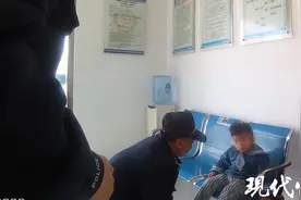 迷路萌娃巧遇热心大叔，民警暖心守护助力回家图片